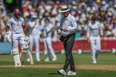 Sahada hakem Rod Tucker topu 2. Rothesay Test Maçı 'nda kontrol ediyor. İngiltere, Trent Bridge, Nottingham, Birleşik Krallık' ta 2.