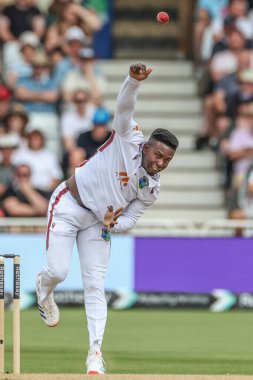 Batı Hint Adaları 'ndan Kavem Hodge topu Rothesay Test Maçı' nın dördüncü gününde İngiltere, Trent Bridge, Nottingham 'da Batı Hint Adaları maçında veriyor.