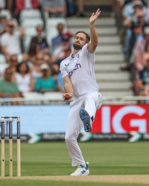 İngiltere 'den Chris Woakes, Rothesay Test Maçı' nda günün ilk topunu 20 Temmuz 2024 'te Trent Bridge, Nottingham' da Batı Hint Adaları 'na karşı üç İngiltere maçında veriyor.