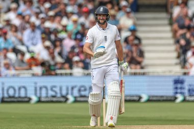 İngiltere 'den Chris Woakes, Batı Hint Adaları' ndan Jason Holder 'a Rothesay Test Maçı' nın dördüncü gününde Trent Bridge, Nottingham, İngiltere 'de Batı Hint Adaları' na karşı oynanan maçta yakalandıktan sonra sahadan ayrıldı.