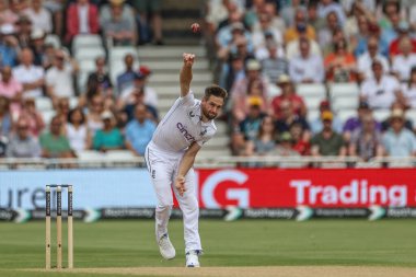 İngiltere 'den Chris Woakes, Rothesay Test Maçı' nda günün ilk topunu 20 Temmuz 2024 'te Trent Bridge, Nottingham' da Batı Hint Adaları 'na karşı üç İngiltere maçında veriyor.
