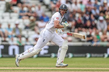 İngiltere 'den Jamie Smith, Rothesay Test Maçı' nda dördüncü günde Trent Bridge, Nottingham, İngiltere 'de Batı Hint Adaları maçında iki koşu yaptı.