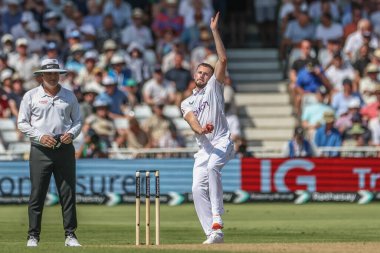 İngiltere 'den Gus Atkinson topu 2. Rothesay Deneme Maçı' nda veriyor. İngiltere 'ye karşı Batı Hint Adaları, Trent Bridge, Nottingham, İngiltere, 19 Temmuz 2024