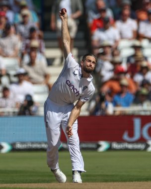 İngiltere 'den Chris Woakes, İngiltere' nin Nottingham kentindeki Trent Bridge 'de oynanan 2. Rothesay Test Maçı' nda ilk topu veriyor.