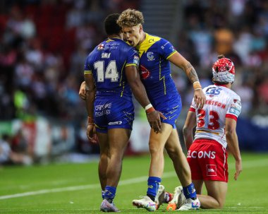 Warrington Wolvesand 'dan Arron Lindop ve Warrington Wolves' tan Rodrick Tai, 19 Temmuz 2024 'te St Helens vs Warrington Wolves' a karşı oynadıkları Betfred Süper Lig karşılaşmasında top kaybını kutluyorlar.