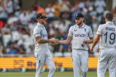 İngiltere 'den Ben Stokes, İngiltere' den Gus Atkinson 'la el sıkışıyor. 2. Rothesay Deneme Maçı' nın 2. gününde, İngiltere 'nin Batı Hint Adaları' na karşı Trent Bridge, Nottingham, İngiltere, 19 Temmuz 2024