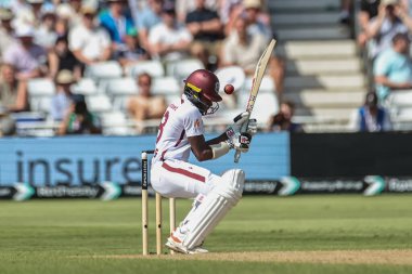 Batı Hint Adaları 'ndan Alick Athanaze, İngiltere' nin Nottingham, İngiltere 'de 19 Temmuz 2024' te oynanan 2. Rothesay Test Maçı 'nda topa vuruyor.