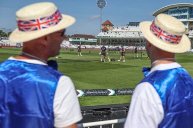 İngiliz oyuncular 2. Rothesay Test Maçı 'nda ısınmaya başladılar. İngiltere - Batı Hint Adaları - Trent Bridge, Nottingham, İngiltere, 19 Temmuz 2024