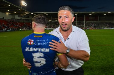 Warrington Wolves 'un baş antrenörü Sam Burgess, 19 Temmuz 2024' te St Helens vs Warrington Wolves 'a karşı oynadığı Betfred Süper Lig karşılaşmasının sonunda Warrington Wolves' tan Matty Ashton ile birlikte kutluyor.