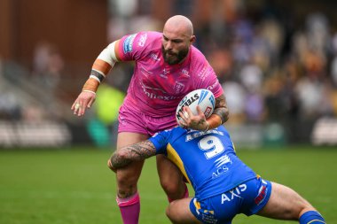 Hull KR 'dan Sam Luckley, Leeds Rhinos' tan Andy Ackers tarafından 20 Temmuz 2024 'te Headingley Stadyumu' nda oynanan 18. Betfred Süper Lig karşılaşmasında yenildi.