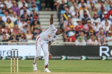 Batı Hint Adaları 'ndan Alzarri Joseph, Rothesay Test Maçı' nda topu veriyor. 20 Temmuz 2024 Trent Bridge, Nottingham, İngiltere 'de Batı Hint Adaları' na karşı üç İngiltere maçı.