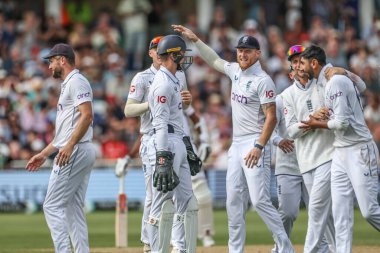 İngiltere 'den Shoaib Bashir, 21 Temmuz 2024' te İngiltere 'nin Trent Bridge, Nottingham, İngiltere' de oynadığı Rothesay Test Maçı 'nda Batı Hint Adaları' na karşı oynanan dördüncü maçta Batı Hint Adaları 'ndan Kirk McKenzie' nin kalesini kutluyor.
