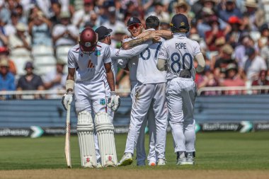 İngiltere 'den Ben Stokes, Batı Hint Adaları' ndan Kirk McKenzie 'nin 2. Rothesay Test Maçı' nda İngiltere 'nin Batı Hint Adaları' na karşı Trent Bridge, Nottingham 'da 19 Temmuz 2024' te yakalanmasını kutluyor.