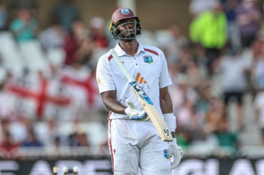 Batı Hint Adaları 'ndan Jason Holder, İngiltere' nin başkenti Nottingham 'da oynanan ve İngiltere' nin Trent Bridge 'de oynanan Rothesay Test Maçı' nın dördüncü gününde İngiltere 'den Shoaib Bashir tarafından yere serildikten sonra sopasını havaya fırlattı.
