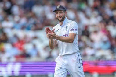 İngiliz Chris Woakes, İngiltere 'nin Nottingham kentindeki Trent Köprüsü' nde oynanan 2. Rothesay Test Maçı 'nda takım arkadaşlarını alkışladı.