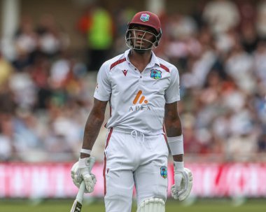 Batı Hint Adaları 'ndan Alzarri Joseph, 20 Temmuz 2024' te İngiltere 'nin Trent Bridge, Nottingham, İngiltere' de Batı Hint Adaları 'na karşı oynadığı Rothesay Test Maçı' nda kalesini kaybettikten sonra sahadan ayrıldı.