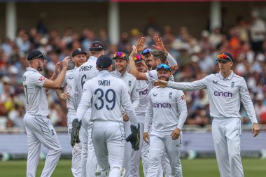 İngiltere 'den Chris Woakes, İngiltere' nin Nottingham kentinde düzenlenen Rothesay Test Maçı 'nda Batı Hint Adaları' nda Jason Holder 'ın kalesini kutluyor.