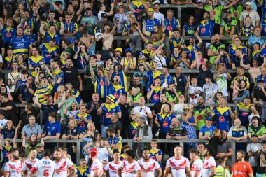 Warrington taraftarları, 18. Betfred Süper Lig karşılaşmasında Warrington Wolves 'a karşı mücadele eden Warrington Wolves takımı Matty Nicholson' ı 19 Temmuz 2024 'te St. Helens, St Helens, İngiltere' de kutladılar.