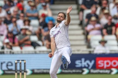 İngiltere 'den Chris Woakes, Rothesay Test Maçı' nın dördüncü gününde İngiltere 'nin Batı Hint Adaları' na karşı Trent Bridge, Nottingham, 21 Temmuz 2024 'te oynadığı maçın ilk vuruşunu yapıyor.