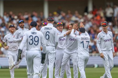 İngiltere 'den Chris Woakes, İngiltere' nin Nottingham kentinde düzenlenen Rothesay Test Maçı 'nda Batı Hint Adaları' nda Jason Holder 'ın kalesini kutluyor.