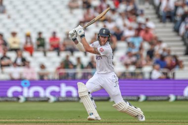 İngiliz Ben Stokes, İngiltere 'nin Nottingham, Trent Bridge, İngiltere' de oynanan dördüncü maç olan Rothesay Test Maçı 'nda dört koşu için topa vuruyor.