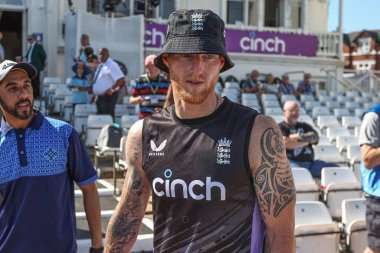 İngiltere 'den Ben Stokes, İngiltere' nin Nottingham, İngiltere 'deki Trent Köprüsü' nde oynanan 2. Rothesay Test Maçı 'nda ısınma turuna çıkıyor.