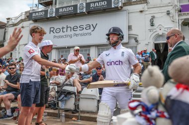 İngiltere 'den Ben Duckett, Rothesay Deneme Maçı' nda öğle yemeğinden sonra Trent Bridge, Nottingham, İngiltere 'de Batı Hint Adaları' na karşı üç İngiltere maçında vuruş yapmak için sahaya çıkıyor.