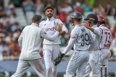 İngiltere 'den Shoaib Bashir, 21 Temmuz 2024' te İngiltere 'nin Trent Bridge, Nottingham, İngiltere' de oynadığı Rothesay Test Maçı 'nda Batı Hint Adaları' na karşı oynanan dördüncü maçta Batı Hint Adaları 'ndan Kirk McKenzie' nin kalesini kutluyor.
