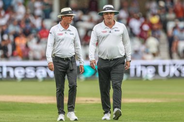 Sahada hakem Rothesay Test Maçı 'nda hakem Rod Tucker ve sahada hakem Nitin Menon, 20 Temmuz 2024' te Trent Bridge, Nottingham, İngiltere 'de Batı Hint Adaları' na karşı oynanan üç gün boyunca yağmur durduğunda yürüyüp gittiler.