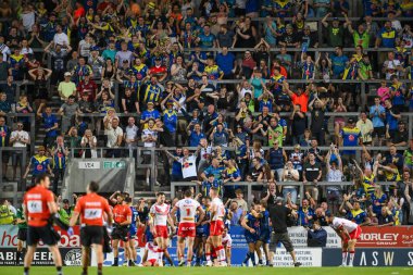 Warrington taraftarları, 18. Betfred Süper Lig karşılaşmasında Warrington Wolves 'a karşı mücadele eden Warrington Wolves takımı Matty Nicholson' ı 19 Temmuz 2024 'te St. Helens, St Helens, İngiltere' de kutladılar.