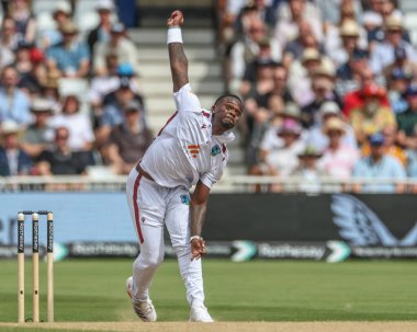 Batı Hint Adaları 'ndan Jayden Seales, 21 Temmuz 2024' te İngiltere 'nin Trent Bridge, Nottingham' da Batı Hint Adaları 'na karşı oynadığı Rothesay Test Maçı' nda topu teslim eder.