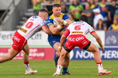 Warrington Wolves 'tan Luke Yates, St. Helens' ten Matty Lees ve St. Helens 'ten Jonny Lomax tarafından 19 Temmuz 2024' te St Helens vs Warrington Wolves 'a karşı oynanan 18.