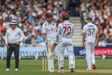 Batı Hint Adaları 'ndan Joshua Da Silva, 20 Temmuz 2024' te İngiltere 'nin Trent Köprüsü, Nottingham' da Batı Hint Adaları 'na karşı oynadığı Rothesay Test Maçı' nda ikinci altısını aldıktan sonra Batı Hint Adaları 'ndan Shamar Joseph ile vuruşunu yaptı.