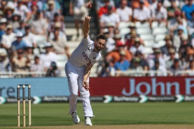 İngiltere 'den Chris Woakes, İngiltere' nin Nottingham kentindeki Trent Bridge 'de oynanan 2. Rothesay Test Maçı' nda ilk topu veriyor.