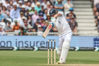 İngiltere 'den Chris Woakes topu havaya fırlattı ve Rothesay Test Maçı' nda Batı Hint Adaları 'ndan Jason Holder tarafından kaçırıldı. Dördüncü maç İngiltere ile Batı Hint Adaları arasında Trent Bridge, Nottingham, Birleşik Krallık, 21 Temmuz 2024' te oynanacak.