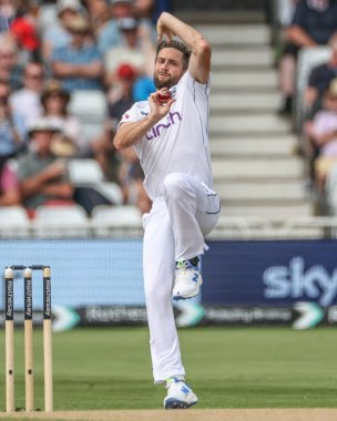 İngiltere 'den Chris Woakes, Rothesay Test Maçı' nın dördüncü gününde İngiltere 'nin Batı Hint Adaları' na karşı Trent Bridge, Nottingham, 21 Temmuz 2024 'te oynadığı maçın ilk vuruşunu yapıyor.