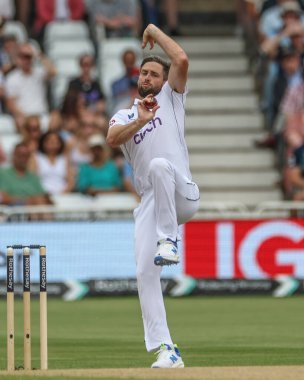 İngiltere 'den Chris Woakes, Rothesay Test Maçı' nda günün ilk topunu 20 Temmuz 2024 'te Trent Bridge, Nottingham' da Batı Hint Adaları 'na karşı üç İngiltere maçında veriyor.