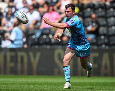 Wigan Warriors takımından Harry Smith, 20 Temmuz 2024 'te MKM Stadyumu' nda oynanan Betfred Süper Lig karşılaşmasında pas verdi.