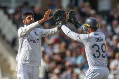 İngiltere 'den Shoaib Bashir, 21 Temmuz 2024' te Trent Bridge, Nottingham, İngiltere 'de oynanan Rothesay Test Maçı' nda Batı Hint Adaları 'na karşı oynanan dördüncü maçta Batı Hint Adaları' ndan Alick Athanaze 'in kalesini kutluyor.