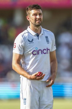İngiltere 'den Mark Wood, 2. Rothesay Test Maçı' nda, İngiltere 'nin Batı Hint Adaları' na karşı Trent Bridge, Nottingham, İngiltere 'de ikinci gününde, 19 Temmuz 2024