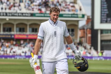 İngiltere 'den Joe Root, Batı Hint Adaları' ndan Kirk McKenzie tarafından İngiltere 'ye karşı Trent Bridge, Nottingham, İngiltere' de oynanan Rothesay Test Maçı 'nın dördüncü gününde yakalandıktan sonra sahadan ayrıldı.