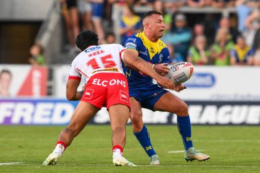 Warrington Wolves takımından Josh Drinkwater, 19 Temmuz 202 'de St Helens vs Warrington Wolves' a karşı oynanan Betfred Süper Lig karşılaşmasında St. Helens 'li James Bell tarafından yenildi.