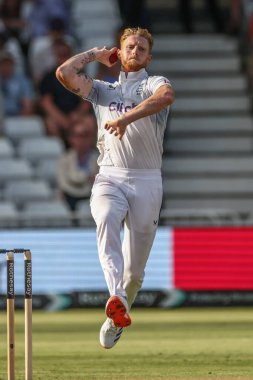 İngiltere 'den Ben Stokes topu 2. Rothesay Deneme Maçı' nda, İngiltere 'nin Batı Hint Adaları' na karşı Trent Bridge, Nottingham, İngiltere 'de 19 Temmuz 2024' te veriyor.