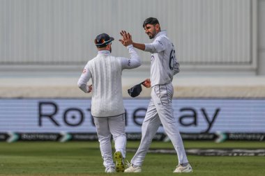 İngiltere 'den Shoaib Bashir, İngiltere' nin Nottingham, İngiltere 'nin Trent Bridge kentinde oynanan Rothesay Test Maçı' nda İngiliz Ben Duckett ile kaleci kızı kutluyor.