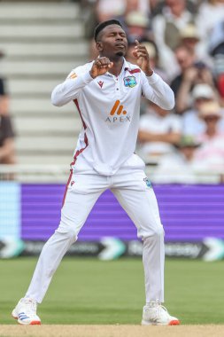 Batı Hint Adaları 'ndan Kavem Hodge, Rothesay Test Maçı' nın dördüncü gününde İngiltere ile Batı Hint Adaları arasında oynanan Trent Bridge, Nottingham, 21 Temmuz 2024 maçında topu teslim ettikten sonra tepki gösterdi.