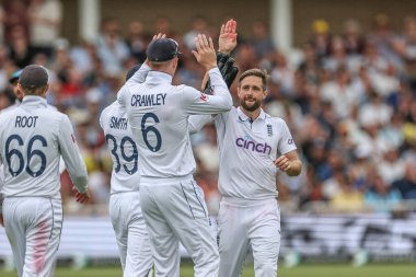 İngiltere 'den Chris Woakes, 20 Temmuz 2024' te İngiltere 'nin Nottingham, İngiltere' deki Trent Köprüsü 'nde oynanan Rothesay Test Maçı' nda Batı Hint Adaları 'ndan Jayden Seales' in kalesini kutluyor.