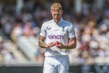 İngiltere 'den Ben Stokes topu 2. Rothesay Test Maçı' nda İngiltere ile Batı Hint Adaları arasında 19 Temmuz 2024 'te Trent Bridge, Nottingham, İngiltere' de oynanan karşılaşmada kontrol ediyor.