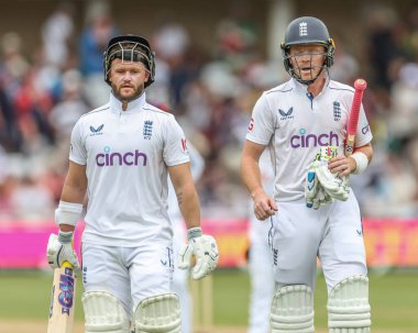 İngiltere 'den Ben Duckett ve İngiltere' den Ollie Pope Rothesay Test Maçı 'nda çaya giderken yumruklarını tokuştururlar. İngiltere, Trent Bridge, Nottingham, İngiltere, 20 Temmuz 2024' te Batı Hint Adaları 'na karşı.