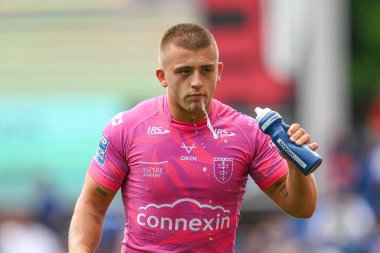 Hull KR 'dan Mikey Lewis, 20 Temmuz 2024' te Headingley Stadyumu 'nda oynanan 18. Betfred Süper Lig karşılaşmasında Leeds Rhinos' a karşı Hull KR maçında içki içiyor.