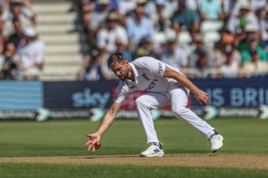 İngiltere 'den Chris Woakes topu 2. Rothesay Test Maçı' nda Trent Bridge, Nottingham, İngiltere 'de 2.